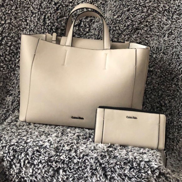 Calvin Klein Handbag w/matching wallet - Picture 2 of 7
